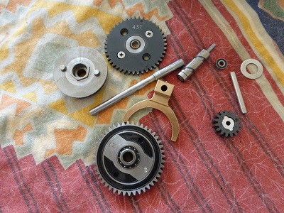 Voilà les quelques pièces qui composent l'arbre secondaire. Pignons 43, 44 et 45 dents, Baladeur, fourchette, arbre secondaire, barillet de sélection....