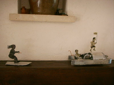 SSL14022.JPG (527.65 Kio) Vu 35314 fois Vue d'ensemble du capitaine de pédalo, du sauteur sur le capot et de la surfeuse.