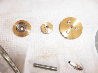 Voici les pignons de distribution en module 0.5, j'ai vu que d'autres personnes ayant fabriqué ce moteur ont réussi à trouver des mini poulies avec courroie crantée. ça aurait été le top mais au final j'ai suivi le plan...<br />On aperçoit également l'axe de distribution en fonte que j'ai fini de roder au dentifrice dans la culasse. J'ai lu ça sur blooo j'crois bien.